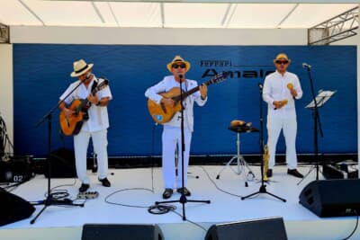 アマルフィジャズ」と称する生バンドの演奏も行われた