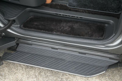 ヴェルファイアPHEV：乗り降りに便利なユニバーサルステップは6万6000円のオプション