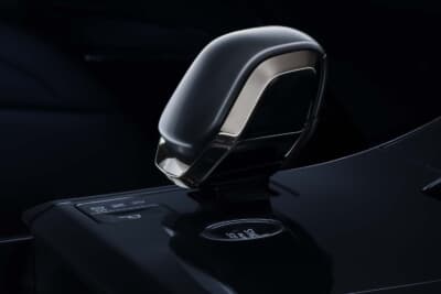 レンジローバー スポーツSVブラック:インテリアはエボニー・ウィンザーレザーで仕立てられたパフォーマンスシート、グロスグランドブラックの加飾、新開発の「SVブラック・イルミネーテッドトレッドプレート」などが装備されている