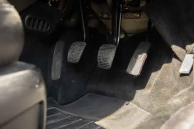 1万3500英ポンド(邦貨換算約268万円)で落札されたマセラティ「4200GT」(C)iconicauctioneers