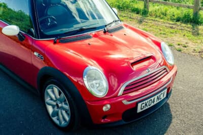 4725英ポンド(邦貨換算約93万円)で落札されたBMW「ミニクーパーS」(C)iconicauctioneers