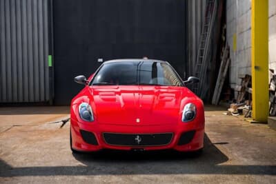 80万スイスフラン〜90万スイスフラン(邦貨換算約1億4800万円〜約1億6700万円)で現在も販売中のフェラーリ「599 GTO」(C)Bonhams|Cars