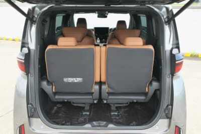 ヴェルファイアPHEV：3列シートまで乗車すると、荷室空間は少なめ