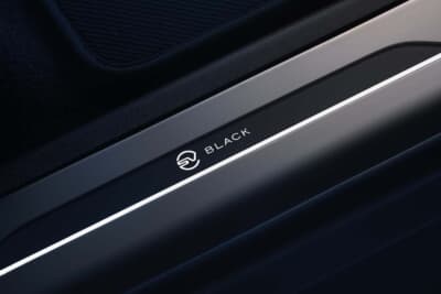 レンジローバー スポーツSVブラック:インテリアはエボニー・ウィンザーレザーで仕立てられたパフォーマンスシート、グロスグランドブラックの加飾、新開発の「SVブラック・イルミネーテッドトレッドプレート」などが装備されている