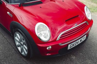 4725英ポンド(邦貨換算約93万円)で落札されたBMW「ミニクーパーS」(C)iconicauctioneers