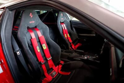 80万スイスフラン〜90万スイスフラン(邦貨換算約1億4800万円〜約1億6700万円)で現在も販売中のフェラーリ「599 GTO」(C)Bonhams|Cars