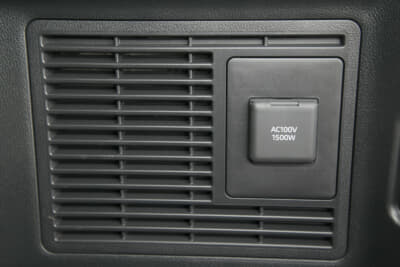ヴェルファイアPHEV：センターコンソール後方とラゲッジスペースにアクセサリーコンセント（AC100V・1500ｗ）を設置