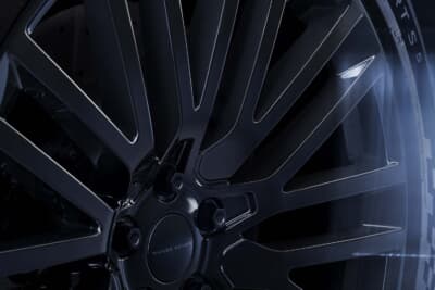 レンジローバー スポーツSVブラック:グロスブラック仕上げの23インチ鍛造アロイホイール