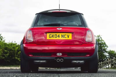 4725英ポンド(邦貨換算約93万円)で落札されたBMW「ミニクーパーS」(C)iconicauctioneers