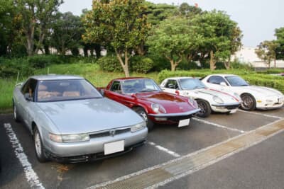 ユーノスコスモとコスモスポーツ。初代と最終のコスモが並ぶ