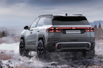 ジープ コンパス 4xe：走行性能面では、10mmリフトアップされたサスペンションに加え、アプローチ角27度、デパーチャー角31度、ブレークオーバー角16度といったオフロード向けの設計が際立つ