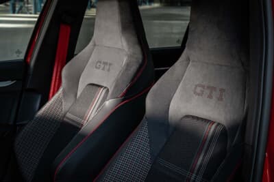 フォルクスワーゲン ゴルフGTI エディション50：インテリアには、チェックパターンのスポーツシートや赤いシートベルト、GTI 50ロゴ入りマルチファンクションレザーステアリングホイールを採用