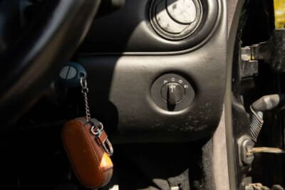 1万3500英ポンド(邦貨換算約268万円)で落札されたマセラティ「4200GT」(C)iconicauctioneers