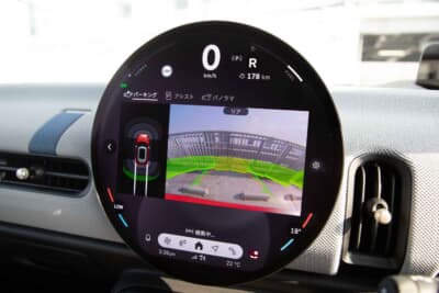 ミニクーパー：駐車支援機能も充実している