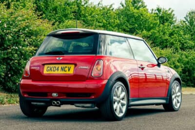 4725英ポンド(邦貨換算約93万円)で落札されたBMW「ミニクーパーS」(C)iconicauctioneers