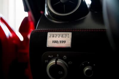 80万スイスフラン〜90万スイスフラン(邦貨換算約1億4800万円〜約1億6700万円)で現在も販売中のフェラーリ「599 GTO」(C)Bonhams|Cars