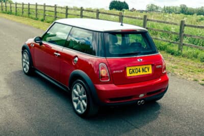 4725英ポンド(邦貨換算約93万円)で落札されたBMW「ミニクーパーS」(C)iconicauctioneers