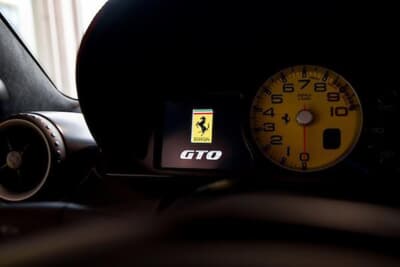 80万スイスフラン〜90万スイスフラン(邦貨換算約1億4800万円〜約1億6700万円)で現在も販売中のフェラーリ「599 GTO」(C)Bonhams|Cars