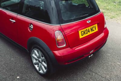 4725英ポンド(邦貨換算約93万円)で落札されたBMW「ミニクーパーS」(C)iconicauctioneers