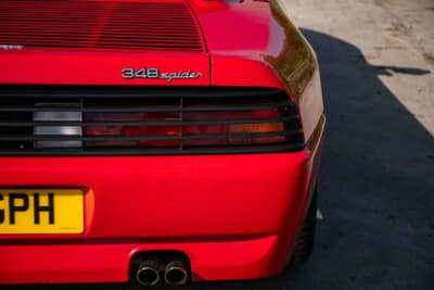 5万6250英ポンド（邦貨換算約1100万円）落札されたフェラーリ「348スパイダー」（C）iconicauctioneers