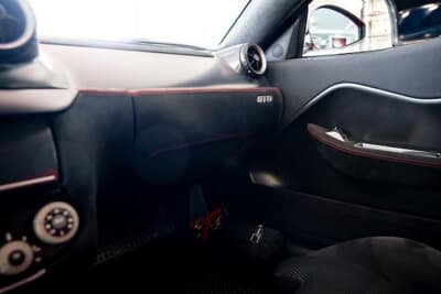 80万スイスフラン〜90万スイスフラン(邦貨換算約1億4800万円〜約1億6700万円)で現在も販売中のフェラーリ「599 GTO」(C)Bonhams|Cars