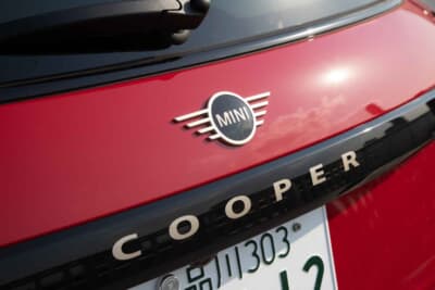 ミニクーパー：リアガーニッシュには「COOPER」の文字が入る