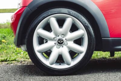 4725英ポンド(邦貨換算約93万円)で落札されたBMW「ミニクーパーS」(C)iconicauctioneers