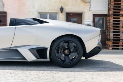 158万ユーロ(邦貨換算約2億5665万円)で落札されたランボルギーニ「レヴェントン ロードスター」(C)Courtesy of RM Sotheby's