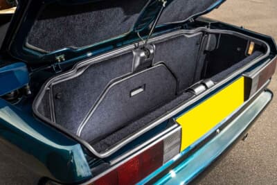 4万3700英ポンド(邦貨換算約866万円)で落札されたアストンマーティン「ヴィラージュ ヴォランテ」(C)Courtesy of RM Sotheby's