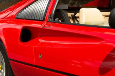 4万8300英ポンド（邦貨換算約960万円）で落札されたフェラーリ「328GTS」（C）Courtesy of RM Sotheby's