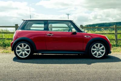 4725英ポンド(邦貨換算約93万円)で落札されたBMW「ミニクーパーS」(C)iconicauctioneers