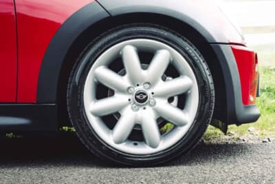 4725英ポンド(邦貨換算約93万円)で落札されたBMW「ミニクーパーS」(C)iconicauctioneers