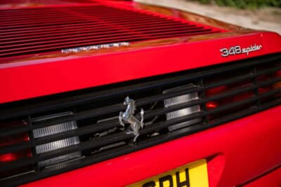 5万6250英ポンド（邦貨換算約1100万円）落札されたフェラーリ「348スパイダー」（C）iconicauctioneers