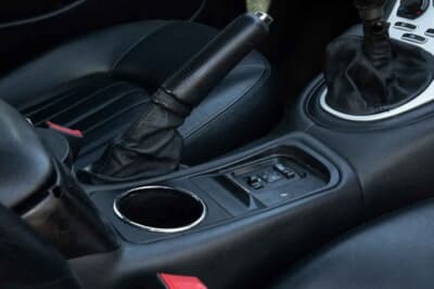 1万3500英ポンド(邦貨換算約268万円)で落札されたマセラティ「4200GT」(C)iconicauctioneers