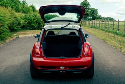 4725英ポンド(邦貨換算約93万円)で落札されたBMW「ミニクーパーS」(C)iconicauctioneers