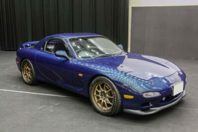 トークショーなどが行われた会場には、佐伯亜希英さんのFD3S型RX-7が展示された