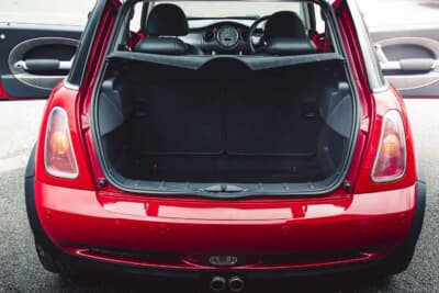 4725英ポンド(邦貨換算約93万円)で落札されたBMW「ミニクーパーS」(C)iconicauctioneers