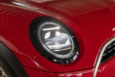 ミニクーパー：LEDライトに加え、コーナリングライトも備わる