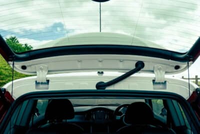 4725英ポンド(邦貨換算約93万円)で落札されたBMW「ミニクーパーS」(C)iconicauctioneers