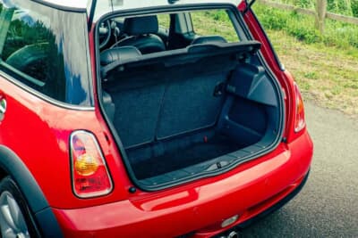 4725英ポンド(邦貨換算約93万円)で落札されたBMW「ミニクーパーS」(C)iconicauctioneers