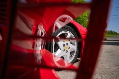5万6250英ポンド（邦貨換算約1100万円）落札されたフェラーリ「348スパイダー」（C）iconicauctioneers