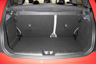 ミニクーパー：トランク容量は250L