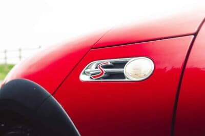 4725英ポンド(邦貨換算約93万円)で落札されたBMW「ミニクーパーS」(C)iconicauctioneers