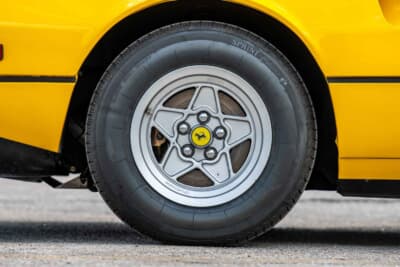 10万ドル〜12万5000ドル（邦貨換算で約1477万〜1846万円）で現在も販売中のフェラーリ「308GTS」（C）Courtesy of RM Sotheby's