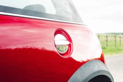 4725英ポンド(邦貨換算約93万円)で落札されたBMW「ミニクーパーS」(C)iconicauctioneers