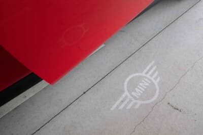 ミニクーパー：ウェルカムランプにはMINIのロゴが出る