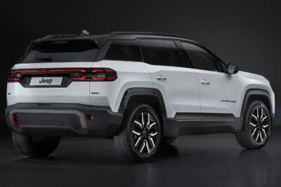 ジープ コンパス 4xe：視認性と安全性の向上を目的に、フードにはマット加工のアンチグレアステッカーを採用し、直射日光下でも視界を確保。ブラック仕上げのモジュラー型バンパーシールドには傷防止加工が施され、外観の耐久性も強化されている