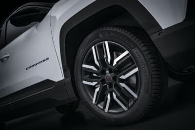 ジープ コンパス 4xe：タイヤはサイドウォールを高めた専用設計で、19インチホイールとの組み合わせにより、滑りやすい路面でも優れたグリップ性能を発揮する