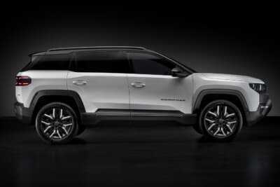 ジープ コンパス 4xe：視認性と安全性の向上を目的に、フードにはマット加工のアンチグレアステッカーを採用し、直射日光下でも視界を確保。ブラック仕上げのモジュラー型バンパーシールドには傷防止加工が施され、外観の耐久性も強化されている