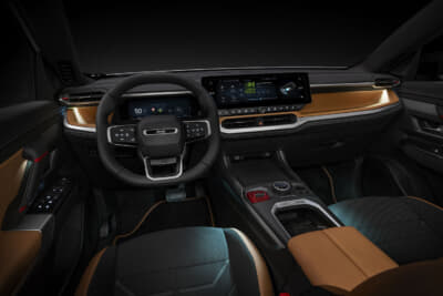 ジープ コンパス 4xe：内装のカラーリングはタンを基調とし、汚れが目立ちにくい仕様に。従来モデルで採用されていたシルバーのインテリアアクセントはレッドに変更され、タフで個性的な印象を演出している